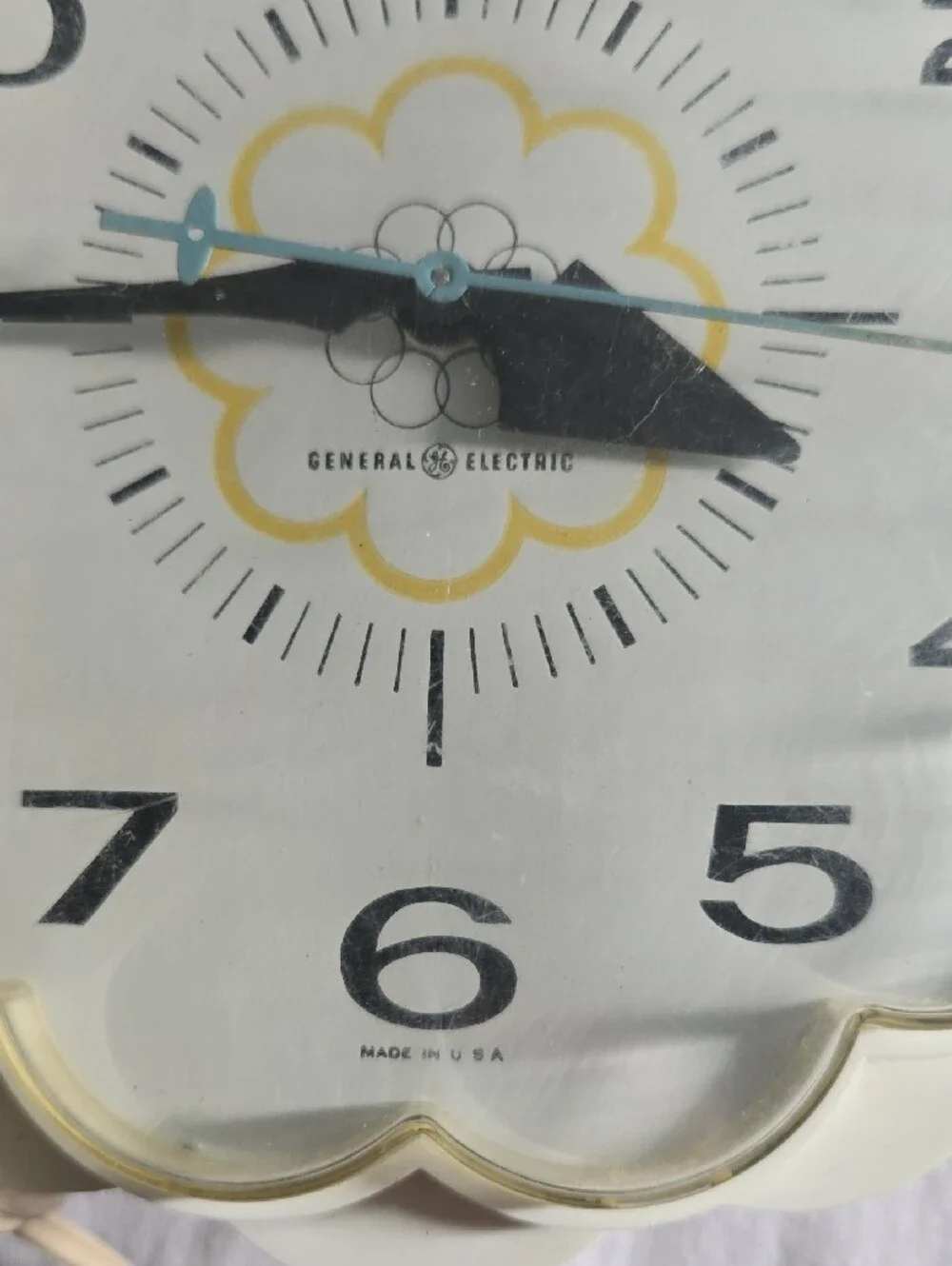 Vintage General Electric Cream Scalloped Wall Clock